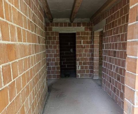 Großartige Investition - ein Haus in ruhiger Lage in der Rohbauphase in Gracisce, zu verkaufen - foto 12