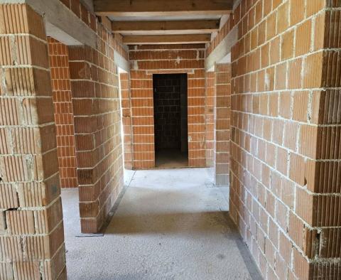 Großartige Investition - ein Haus in ruhiger Lage in der Rohbauphase in Gracisce, zu verkaufen - foto 13