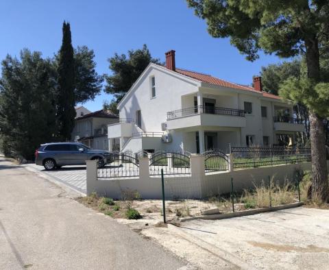 Úžasný byt se zahradou v Supetaru, 100 m od moře, na prodej - pic 2