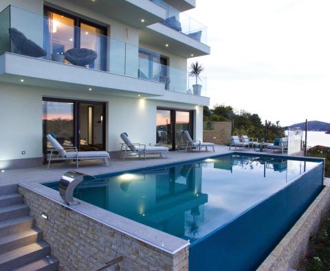 Új, modern tervezésű villa Rogoznicában, 50 méterre a tengertől, eladó - pic 12