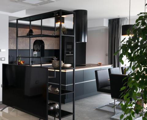 Új, modern tervezésű villa Rogoznicában, 50 méterre a tengertől, eladó - pic 25
