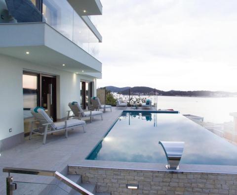 Új, modern tervezésű villa Rogoznicában, 50 méterre a tengertől, eladó - pic 7