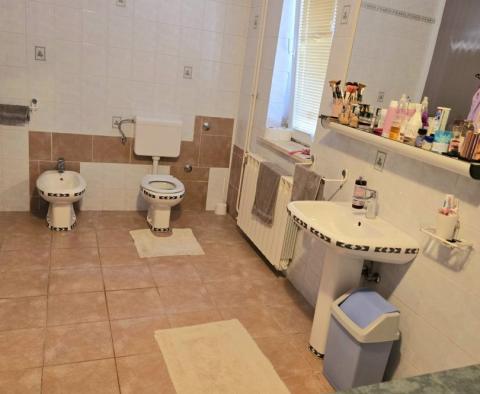 Terasszal és tengerre néző kilátással rendelkező apartman eladó Mali Losinjban - pic 11
