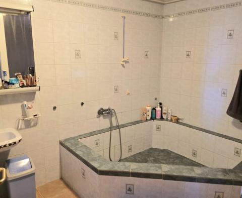 Terasszal és tengerre néző kilátással rendelkező apartman eladó Mali Losinjban - pic 12