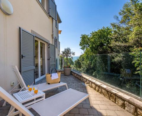 Exklusive Wohnung mit 3 Schlafzimmern, nur 50 m vom Meer in Lovran entfernt, in einer Boutique-Residenz mit Innenpool, zu verkaufen - foto 3