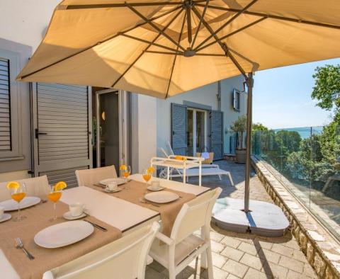 Exklusive Wohnung mit 3 Schlafzimmern, nur 50 m vom Meer in Lovran entfernt, in einer Boutique-Residenz mit Innenpool, zu verkaufen - foto 2