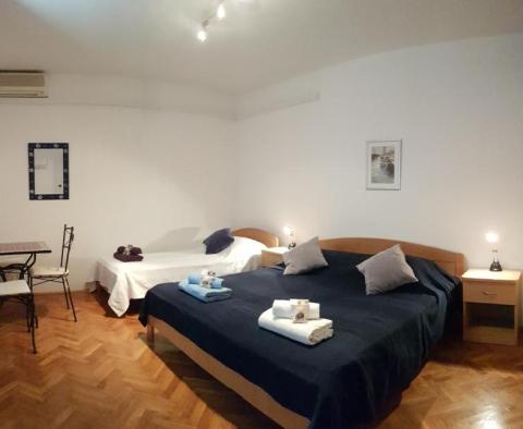 Maison d'appartements à 500 m de la mer à Supetar, à vendre - pic 10