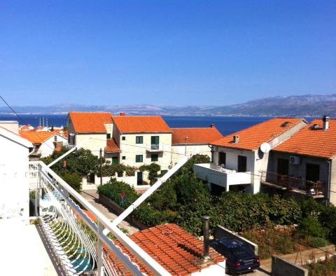Maison d'appartements à 500 m de la mer à Supetar, à vendre - pic 3