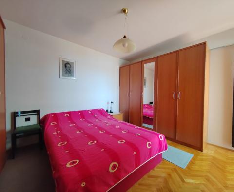 Byt se 2 balkony a 2 ložnicemi, 200 m od moře v Crikvenici, na prodej - pic 3