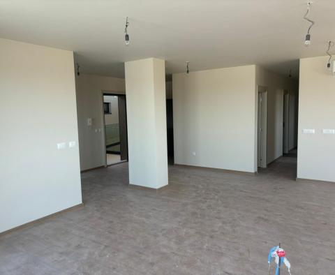 Penthouse mit Dachterrasse und atemberaubendem Meerblick in Poreč, zu verkaufen - foto 8