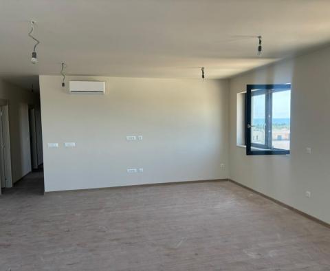 Penthouse mit Dachterrasse und atemberaubendem Meerblick in Poreč, zu verkaufen - foto 9