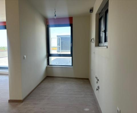 Penthouse mit Dachterrasse und atemberaubendem Meerblick in Poreč, zu verkaufen - foto 10