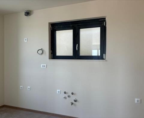 Penthouse mit Dachterrasse und atemberaubendem Meerblick in Poreč, zu verkaufen - foto 11