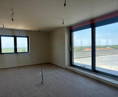 Penthouse mit Dachterrasse und atemberaubendem Meerblick in Poreč, zu verkaufen - foto 12