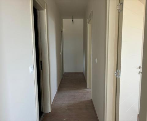 Penthouse mit Dachterrasse und atemberaubendem Meerblick in Poreč, zu verkaufen - foto 14