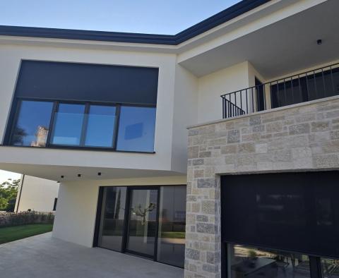 Modern, kellemes dizájnnal rendelkező villa Porec környékén, eladó - pic 6