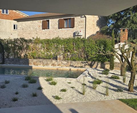 Modern, kellemes dizájnnal rendelkező villa Porec környékén, eladó - pic 7