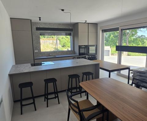 Modern, kellemes dizájnnal rendelkező villa Porec környékén, eladó - pic 10