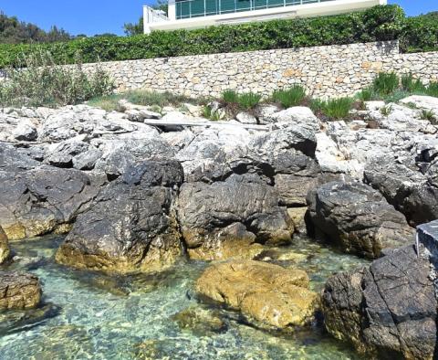 Villa incroyable en bord de mer sur l'île de Vis avec deux appartements et de vastes terrasses, à vendre - pic 8