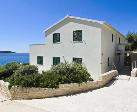 Villa incroyable en bord de mer sur l'île de Vis avec deux appartements et de vastes terrasses, à vendre - pic 7