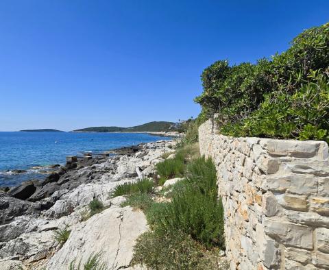 Villa incroyable en bord de mer sur l'île de Vis avec deux appartements et de vastes terrasses, à vendre - pic 6