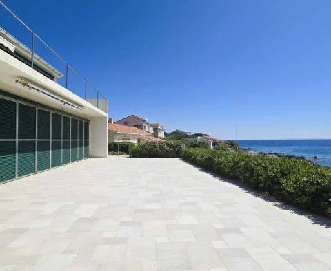 Villa incroyable en bord de mer sur l'île de Vis avec deux appartements et de vastes terrasses, à vendre - pic 5
