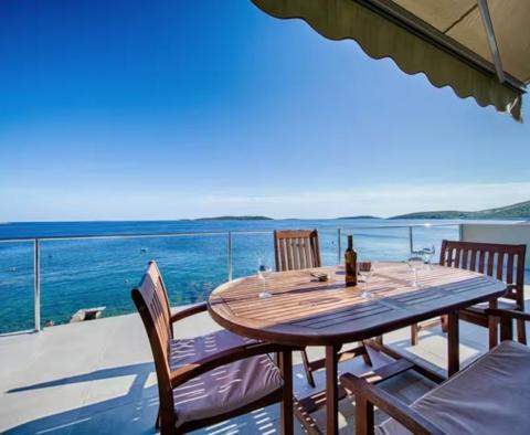 Villa incroyable en bord de mer sur l'île de Vis avec deux appartements et de vastes terrasses, à vendre - pic 2