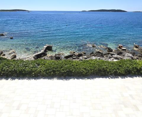 Villa incroyable en bord de mer sur l'île de Vis avec deux appartements et de vastes terrasses, à vendre - pic 20