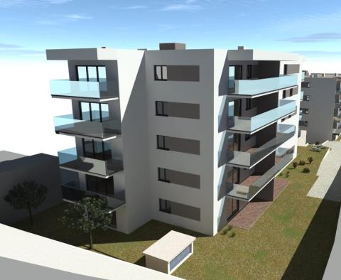 Új modern apartman 2 hálószobával Ciovón, Trogirban eladó - pic 16