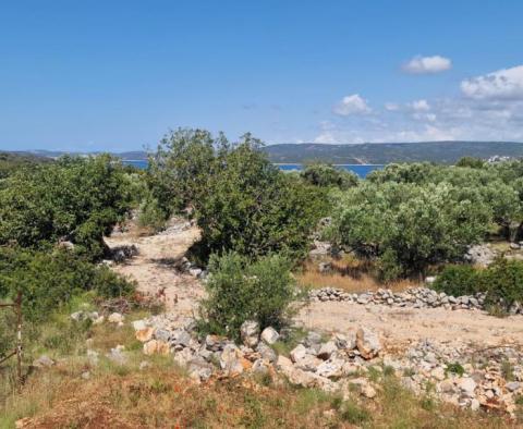 House on Drvenik island in a shell condition, 150m from the sea, for sale - pic 9