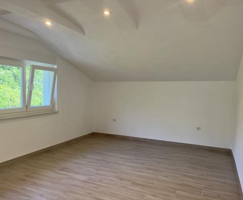 Rodinný dům s krásnou zahradou a výhledem na moře v Rukavaci, na prodej - pic 16