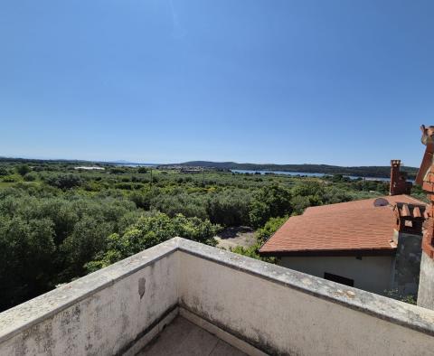 Dwa domy otoczone gajami oliwnymi i lasem z widokiem na morze, 600 m od morza, na sprzedaż - pic 2