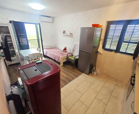Świetna cena! Dom wolnostojący z przestronnym ogrodem i widokiem na morze w Veprinac, na sprzedaż - pic 8