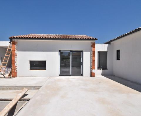 Nouvelle villa moderne de plain-pied dans un emplacement calme à Ližnjan, à vendre - pic 5