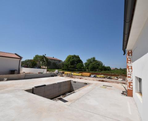 Nouvelle villa moderne de plain-pied dans un emplacement calme à Ližnjan, à vendre - pic 19