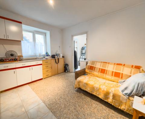 Maison avec 4 appartements près du centre de Novi Vinodolski, à vendre - pic 7