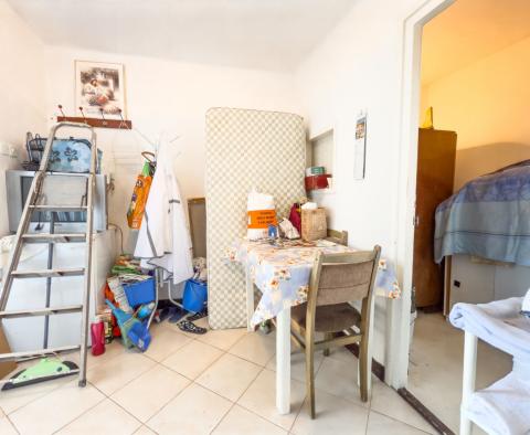 Maison avec 4 appartements près du centre de Novi Vinodolski, à vendre - pic 8