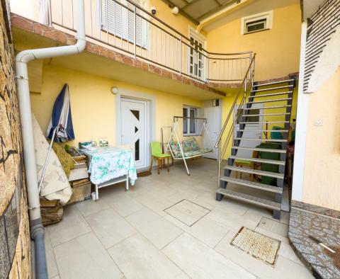 Maison avec 4 appartements près du centre de Novi Vinodolski, à vendre - pic 16