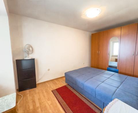 Maison avec 4 appartements près du centre de Novi Vinodolski, à vendre - pic 21