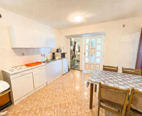 Maison avec 4 appartements près du centre de Novi Vinodolski, à vendre - pic 22