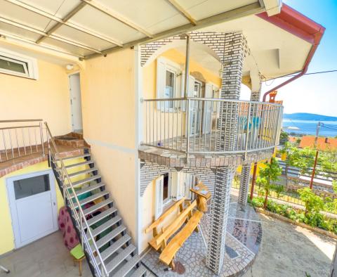 Maison avec 4 appartements près du centre de Novi Vinodolski, à vendre - pic 24