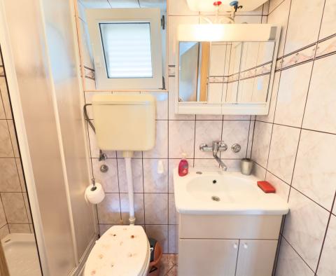 Maison avec 4 appartements près du centre de Novi Vinodolski, à vendre - pic 27