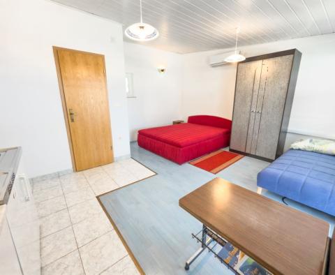 Maison avec 4 appartements près du centre de Novi Vinodolski, à vendre - pic 29