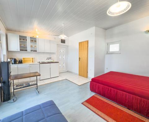 Maison avec 4 appartements près du centre de Novi Vinodolski, à vendre - pic 30