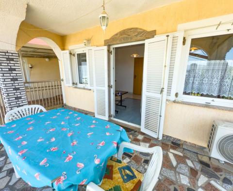 Maison avec 4 appartements près du centre de Novi Vinodolski, à vendre - pic 32