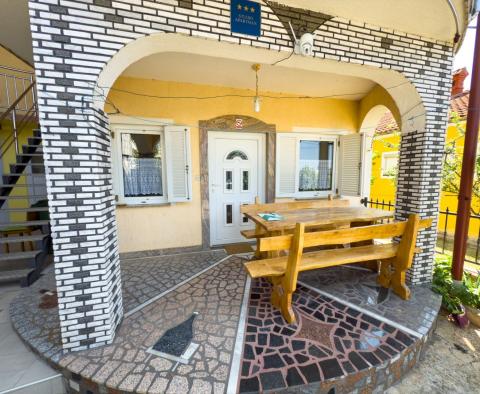 Maison avec 4 appartements près du centre de Novi Vinodolski, à vendre - pic 37