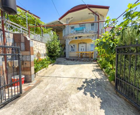 Maison avec 4 appartements près du centre de Novi Vinodolski, à vendre - pic 38