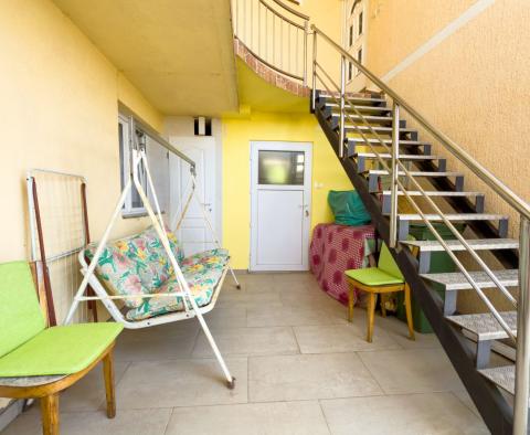 Maison avec 4 appartements près du centre de Novi Vinodolski, à vendre - pic 39