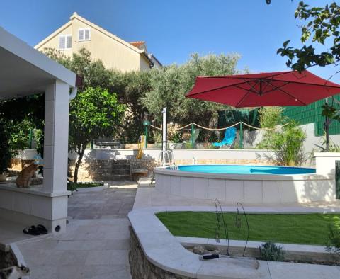 Belle villa sur Čiovo, Trogir, avec piscine, à seulement 200 m de la mer, à vendre - pic 2