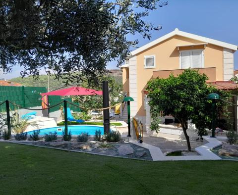 Belle villa sur Čiovo, Trogir, avec piscine, à seulement 200 m de la mer, à vendre - pic 8